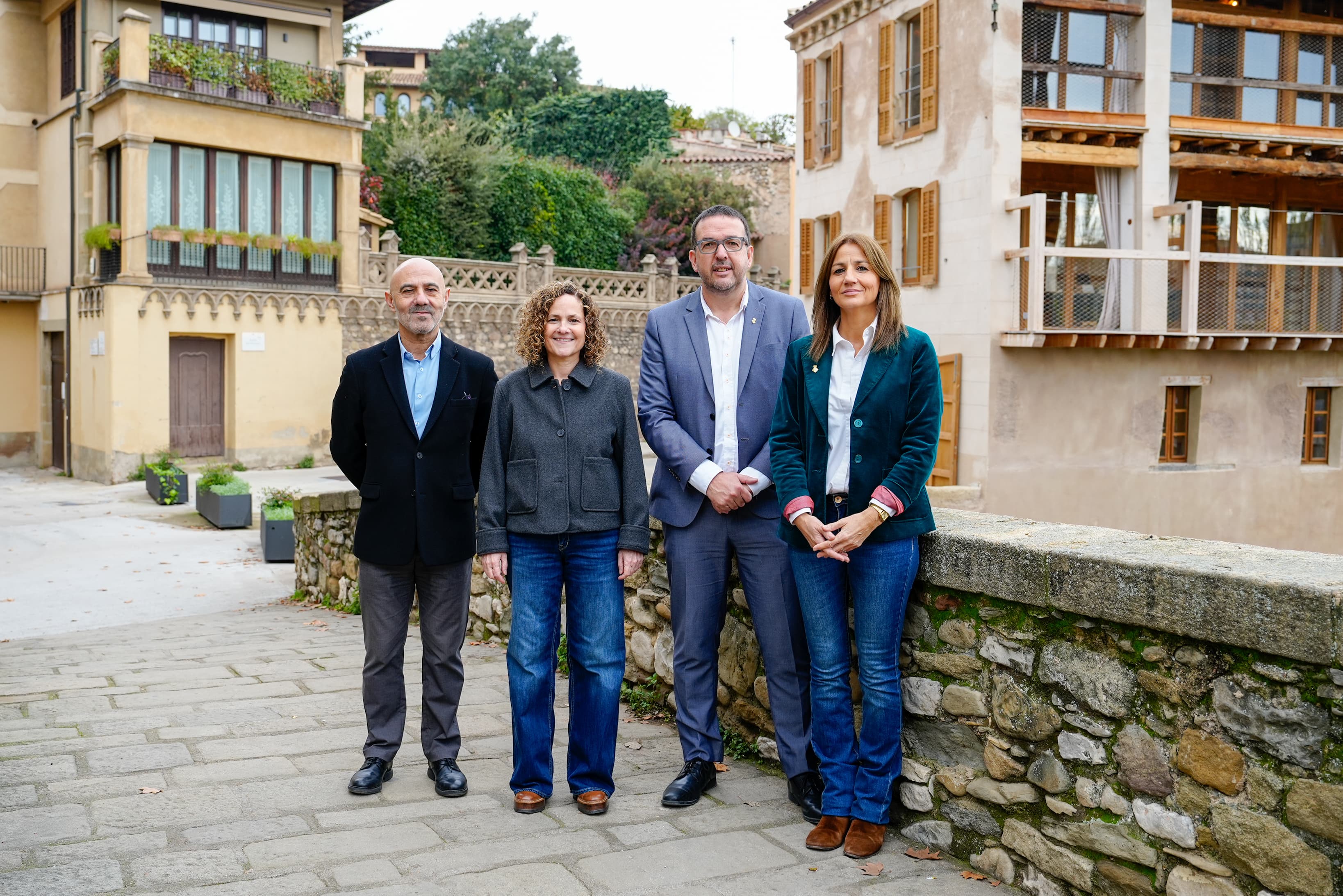 D'esquerra a dreta: director general de Patrimoni Cultural; consellera de Cultura de la Generalitat de Catalunya; l'alcalde de Vic; i la regidora de CUltura